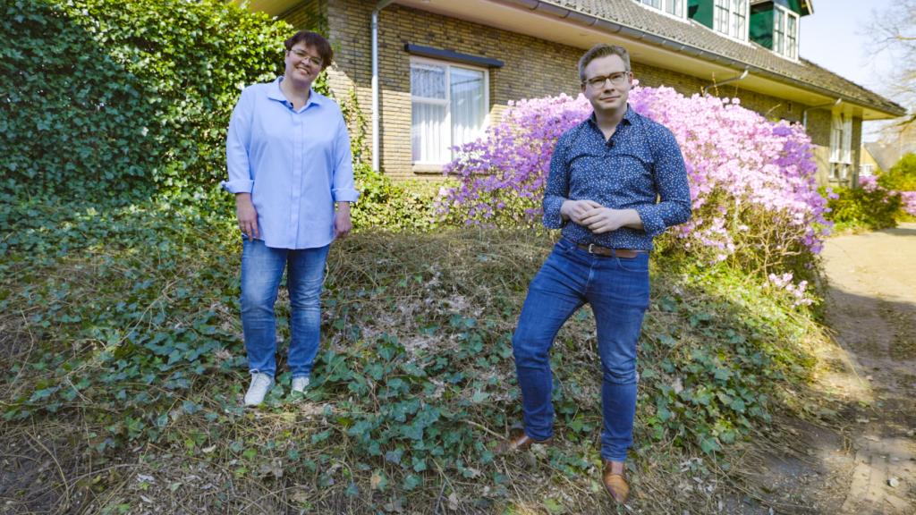 Wethouders Tytsy Willemsma en Andries Bouwman roepen inwoners op om hun bijzonder biodiverse tuin aan te melden